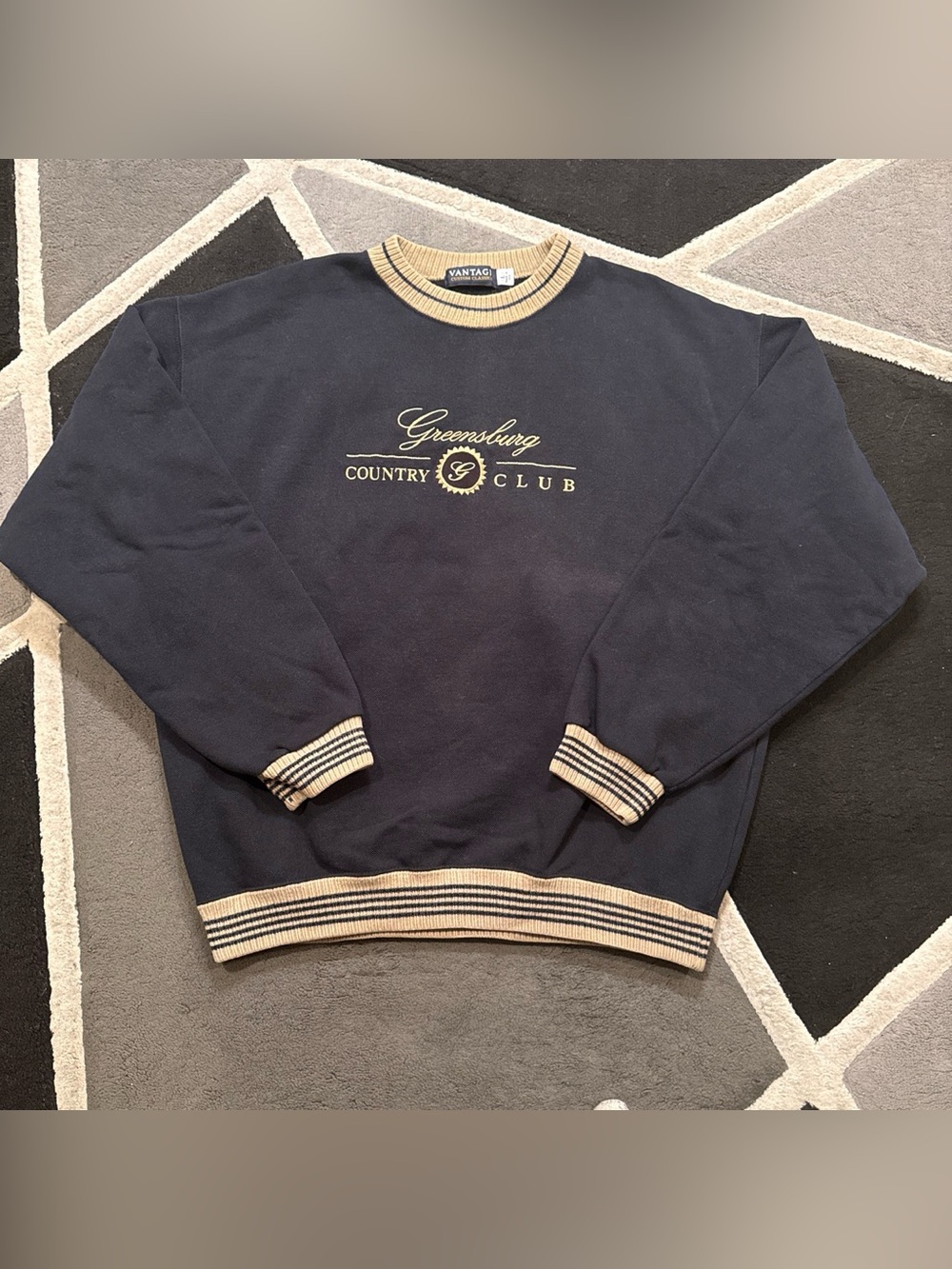 Vintage 90s Greensburg Country Club black and cream sweatshirt